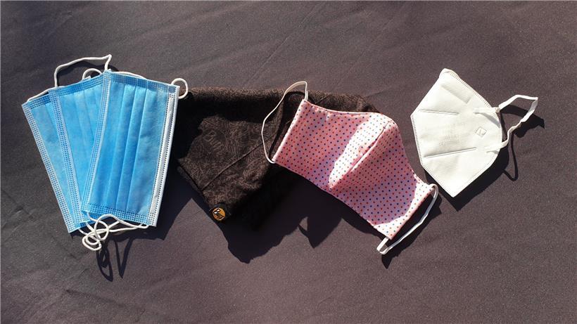 In Luxemburg sind mehrere Alternativen zugelassen, um die Mundschutzpflicht befolgen zu können. Dazu gehören neben den OP-Masken (links) auch die Multifunktionstücher von Buff oder ähnlichen Herstellern (2.v.l.). 
