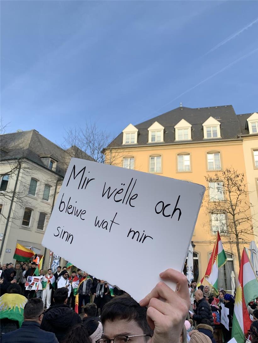 Der kurdische Künstler Nael Nassan blickt besorgt auf die Lage in seiner Heimat Menschen in Luxemburg zeigen Solidarität mit der kurdischen Bevölkerung bei einer öffentlichen Demonstration