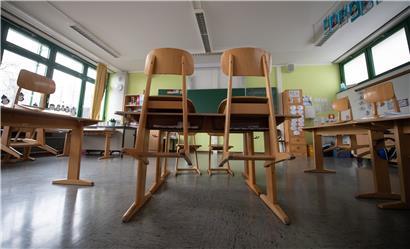 In Luxemburg stehen diese Woche die Klassenzimmer leer. Die Schüler aus der Grundschule werden zu Hause unterrichtet. Wie es nach den Karnevalsferien weitergehen soll, hängt von der Anzahl mutierter Coronaviren ab, die in den Schulen zu mutmaßlich hohen Infektionszahlen geführt haben.
