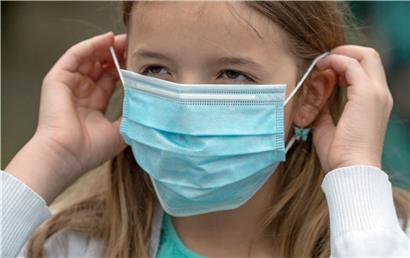 In Luxemburgs Klassenzimmern gibt es keine Maskenpflicht. Immer mehr Lehrer bestehen dennoch auf den Atemschutz und viele Schüler behalten ihn freiwillig an. Bildungsminister Claude Meisch nutzt dieses Vorgehen für seine Argumentation, die ein geringes Ansteckungsrisiko in den Schulen verteidigt. 
