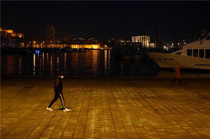 In Luxemburgs Nachbarland Frankreich ist die nächtliche Ausgangssperre landesweit auf 18 Uhr verlegt worden
