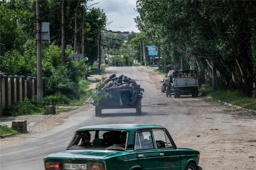 In Lyssytschansk, das nur ein Fluss von Sewerodonezk trennt, machen sich ukrainische Soldaten auf zur Front

