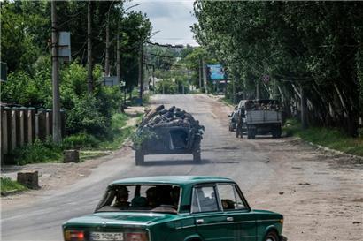 In Lyssytschansk, das nur ein Fluss von Sewerodonezk trennt, machen sich ukrainische Soldaten auf zur Front
