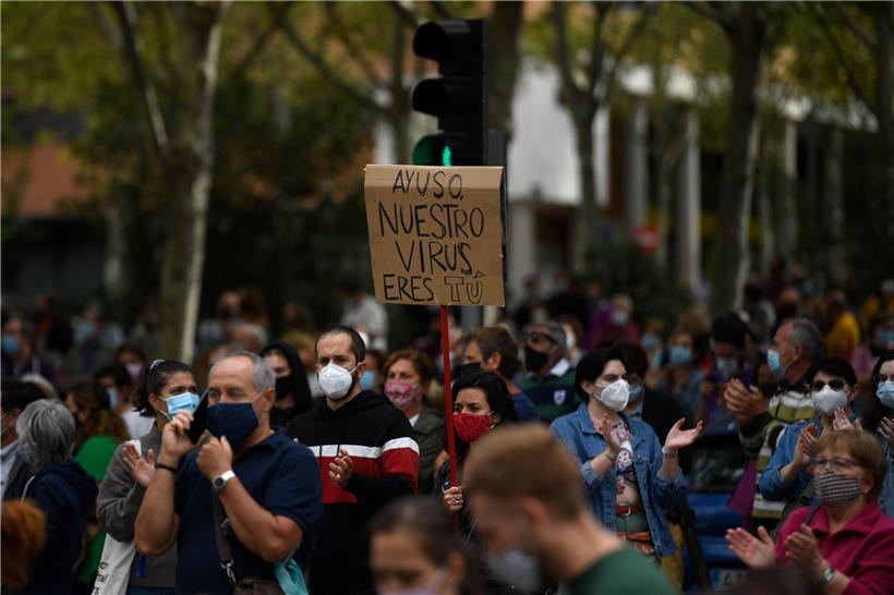 In Madrid demonstrieren die Bürger gegen die neuen restriktiven Maßnahmen der Regionalregierung und deren Chefin, die erzkonservative Politikerin Isabel Díaz Ayuso
