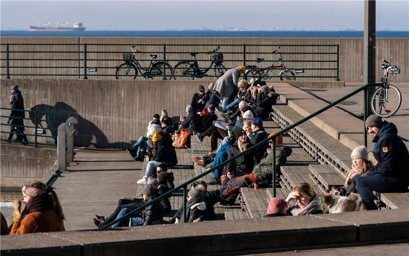 In Malmö genießen die Menschen das sonnige Wetter

