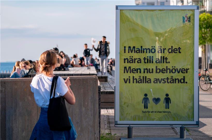 „In Malmö ist alles nah, aber jetzt müssen wir auf Distanz bleiben“, rät die Anzeige Ende Mai auf der Promenade – strengere Regeln als diese gab es in Schweden zu keinem Zeitpunkt der Pandemie
