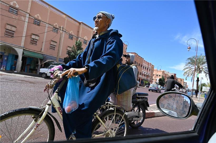 Sonniger Himmel über der Altstadt von Marrakech mit traditioneller marokkanischer Architektur und blauen Himmel