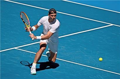 In Melbourne dürfen Tennisspieler wie Rafael Nadal (im Bild) trotz einer Infektion mit dem Coronavirus zum Match antreten
