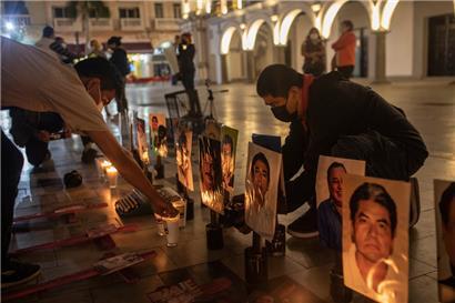 In Mexiko gedenken Journalisten mit Kerzen und Bildern ihrer ermordeten Kollegen und fordern ein Ende der Angriffe auf Journalisten
