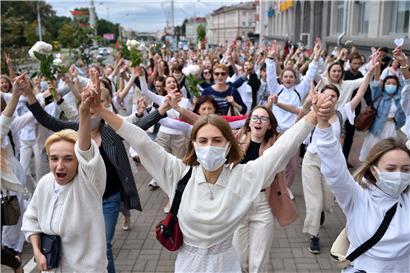 In Minsk demonstrierten gestern Frauen in Weiß gegen die Polizeigewalt bei den Protesten gegen den Wahlfälscher Alexander Lukaschenko
