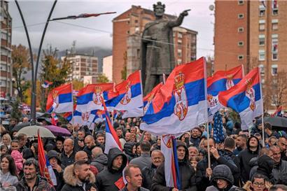 In Mitrovica löste der Schilderstreit gestern Proteste der Kosovo-Serben aus, die den Dienst in den kosovarischen Institutionen verweigern
