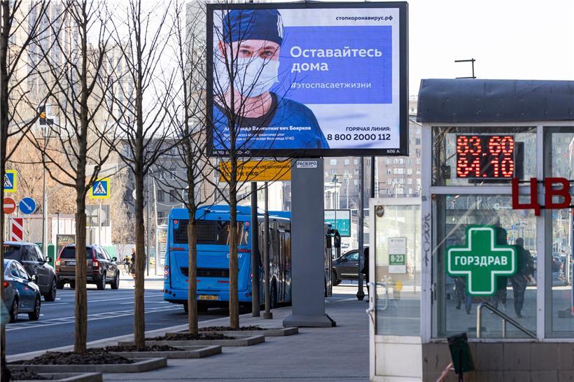 In Moskau: Ein elektronisches Plakat, das einen Arzt mit einer medizinischen Maske und die Aufschrift «Bleiben Sie zu Hause, es wird ein Leben retten» zeigt 
