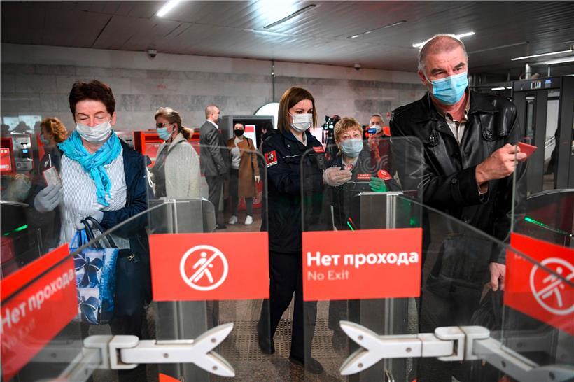 In Moskau herrscht seit gestern, wie hier in der U-Bahn, Maskenpflicht
