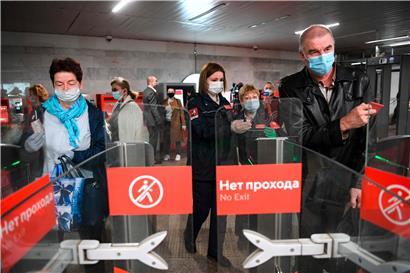 In Moskau herrscht seit gestern, wie hier in der U-Bahn, Maskenpflicht
