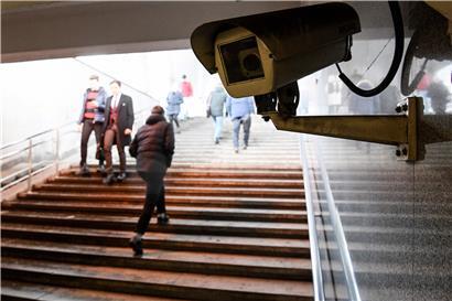 In Moskau sollen die Überwachungskameras bei der Virus-Bekämpfung helfen, europäische Staaten legen viel Gewicht auf die Kontrolle über eine neue App für die Smartphone-Nutzer
