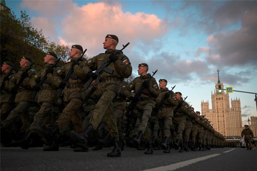 In Moskau üben Soldaten eifrig für die Parade des 9. Mai, während der Kreml in der Ukraine tausende ihrer Kameraden in den sicheren Tod schickt
