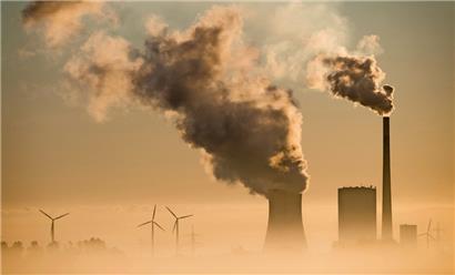 In Niedersachsen koexistieren Kohlekraftwerk und Windräder
