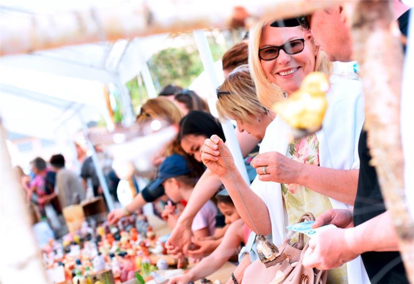 In Nospelt gibt es gute Stimmung und natürlich zahlreiche „Péckvillercher“
