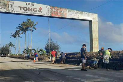 In Nuku’alofa säubern Menschen eine Straße
