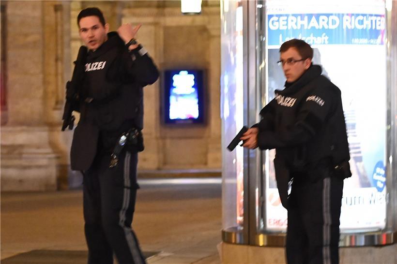 In Österreichs Hauptstadt sollen am Montagabend mehrere Schüsse gefallen sein. Polizisten sichern derzeit die Innenstadt. 

