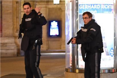 In Österreichs Hauptstadt sollen am Montagabend mehrere Schüsse gefallen sein. Polizisten sichern derzeit die Innenstadt. 
