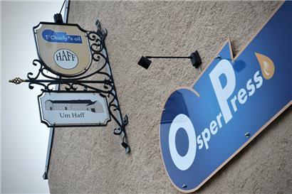 In Ospern werden Senföl, Leindotteröl und Mariendistelöl nach Biokriterien produziert. Der Hof existiert in vierter Generation. Neben den Ölen kommt Fleisch aus Angus-Rindern und Schweinen von hier.  
