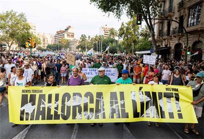 In Palma de Mallorca haben viele Menschen die Nase voll vom Massentourismus und demonstrieren regelmäßig – wie hier im vergangenen Juli – für eine Beschränkung des Tourismus auf der Insel