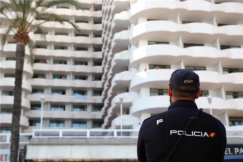 In Palma de Mallorca überwacht ein Polizist die Zwangsquarantäne von Schülern in einem Hotel
