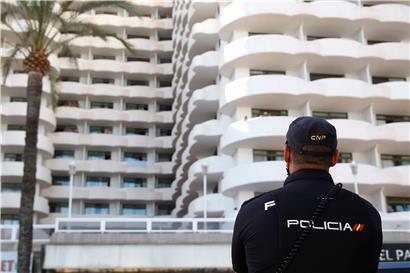 In Palma de Mallorca überwacht ein Polizist die Zwangsquarantäne von Schülern in einem Hotel
