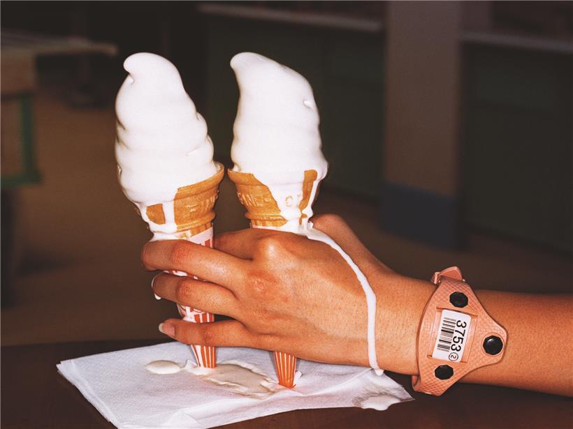 Vom Steichen-Land bis nach Paris zu Martin Parr Fotografie „Tokyo, Japon, 1998“ von Martin Parr, Straßenaufnahme in Paris mit urbanem Flair und kulturellem Kontrast