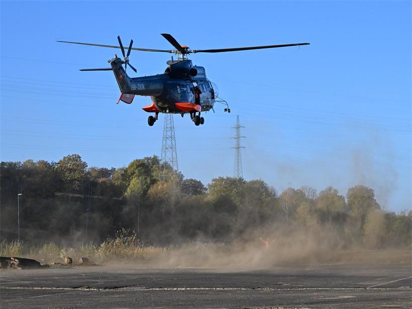 In Petingen haben die CFL am Samstag drei rund 60 Jahre alte Beleuchtungstürme mithilfe eines Super Puma demontiert