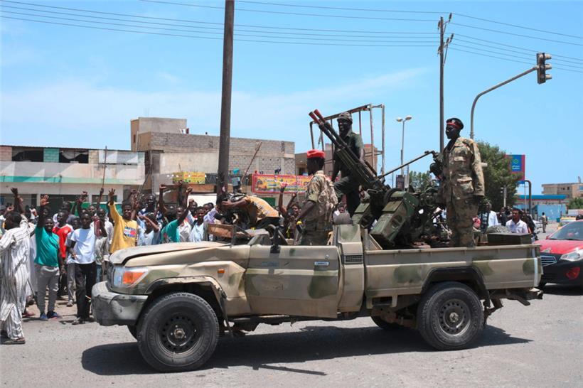 In Port Sudan werden Armeeangehörige von einer Menschenmenge begrüßt
