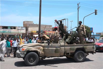 In Port Sudan werden Armeeangehörige von einer Menschenmenge begrüßt
