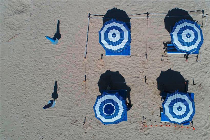 In Porto Cesareo in Apulien im Süden Italiens hat ein Hotelmanager Schnüre zur Begrenzung aufgezogen – überall wird nach Lösungen gesucht, die Sommersaison nicht ganz abschreiben zu müssen
