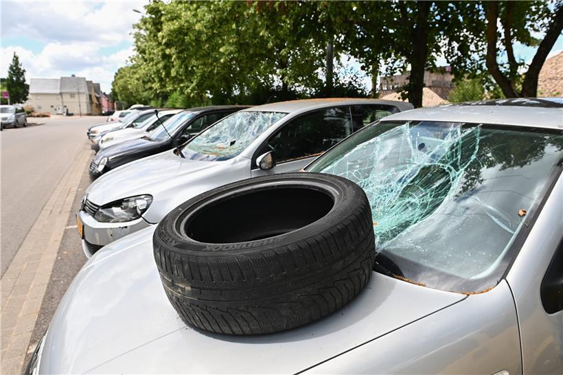 In Reih und Glied stehen die abgeschleppten Autos in der rue Barbourg in der Escher „Hiel“. Am Mittwoch wurden 39 Fahrzeuge gezählt.
