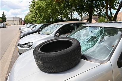 In Reih und Glied stehen die abgeschleppten Autos in der rue Barbourg in der Escher „Hiel“. Am Mittwoch wurden 39 Fahrzeuge gezählt.
