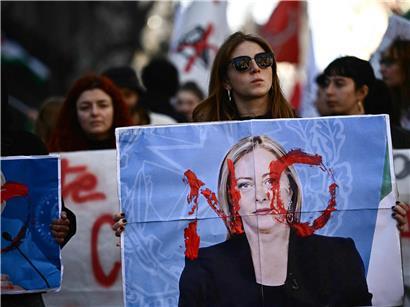 Demonstration gegen Justizreform in Rom mit protestierenden Menschen auf der Straße vor Regierungsgebäude