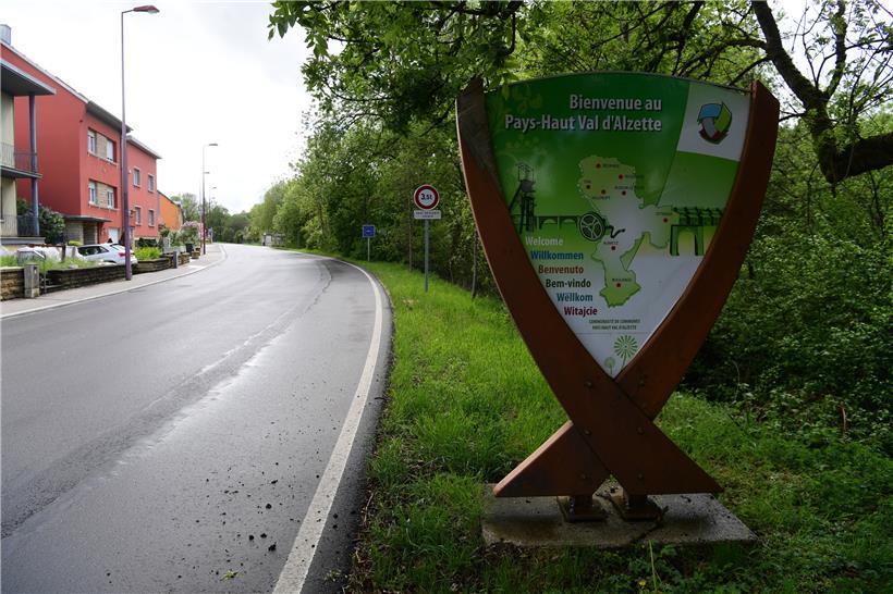 In Rümelingen verläuft die Grenze zwischen Luxemburg (linke Straßenseite) und dem Nachbarland Frankreich fließend
