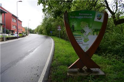 In Rümelingen verläuft die Grenze zwischen Luxemburg (linke Straßenseite) und dem Nachbarland Frankreich fließend

