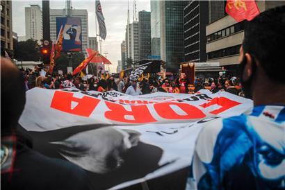 In São Paulo forderten Demonstranten Impfungen und wirtschaftliche Unterstützung in der Corona-Krise
