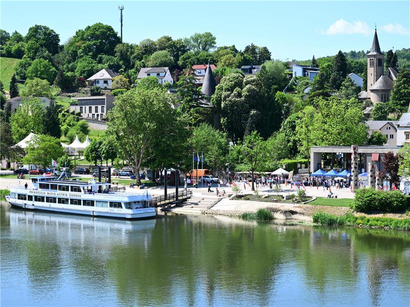 Menschen feiern gemeinsam beim Festival in Schengen, Perl und Apach mit Musik und fröhlicher Stimmung