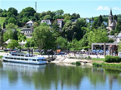 Menschen feiern gemeinsam beim Festival in Schengen, Perl und Apach mit Musik und fröhlicher Stimmung