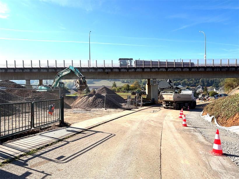 Endlich hat der Ausbau der B7 begonnen – 33 Jahre nach ihrer Eröffnung In Schieren haben dieser Tage die Vorbereitungsarbeiten zum vierspurigen Ausbau des Viadukts begonnen