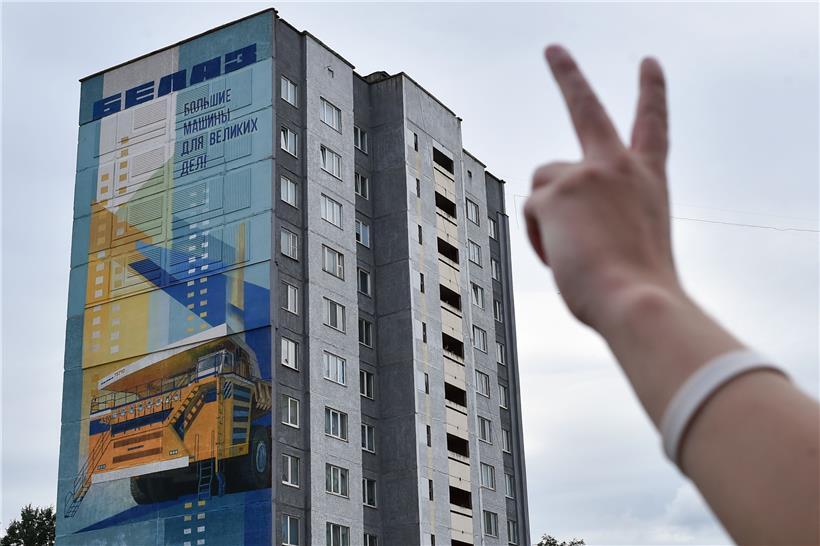 In Schodino zogen über 1.000 Arbeiter des Lastwagenwerks BelAZ ins Stadtzentrum und skandierten „Hau ab!“ und „Lukaschenko in den Gefängniswagen!“
