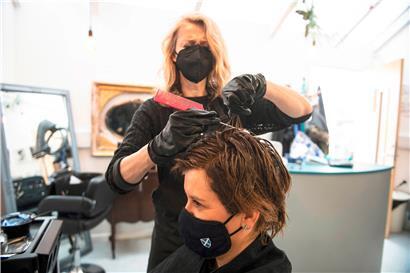 In Schottland haben seit gestern wieder die Friseurläden geöffnet: Die schottische Regierungschefin Nicola Sturgeon profitierte als eine der Ersten davon

