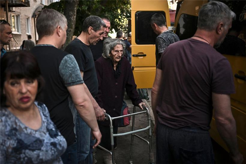 In Slowjansk werden Menschen vor den herannahenden russischen Truppen in Sicherheit gebracht
