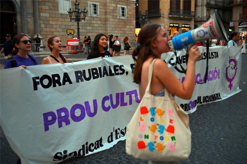 In Spanien gingen die Frauen auf die Straße, um das Verhalten von Rubiales anzuprangern
