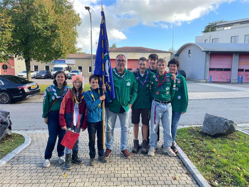 In Steinfort warten eine Reihe Pfadfinder auf den neuen Großherzog