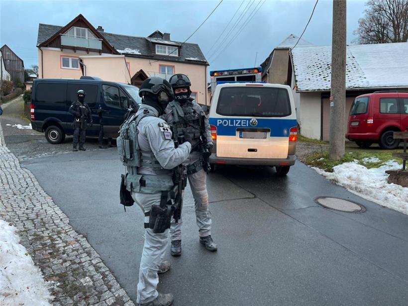 In Stuttgart beginnt am Montag der Prozess gegen neun mutmaßliche Mitglieder des Reichsbürgernetzwerks. Dieses soll geplant haben, die demokratische Ordnung in Deutschland mit Gewalt zu beseitigen. Foto vom Polizeieinsatz im Dezember 2022.
