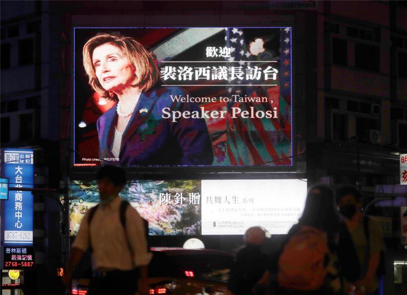 In Taipeh gehen Menschen an einem Plakat vorbei, das die Sprecherin des US-Repräsentantenhauses Pelosi in Taiwan willkommen heißt
